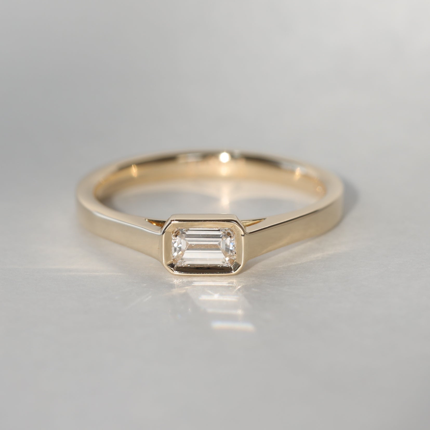 EMERALD CUT DIAMOND HORIZONTAL BEZEL SET ENGAGEMENT RING CT