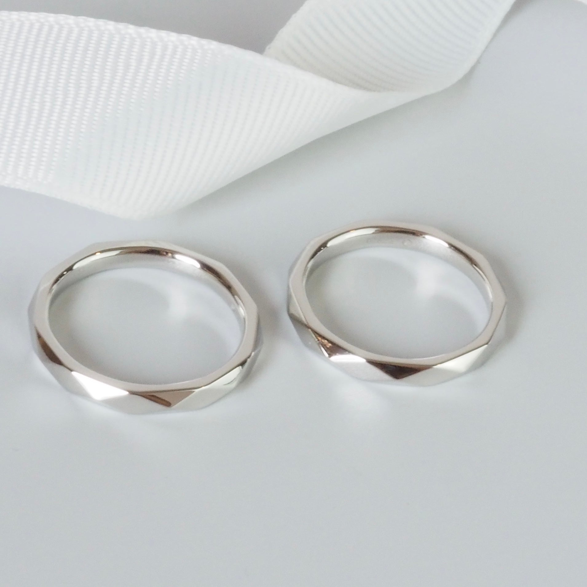 FACETED RING 3 MM. ( PLAIN )